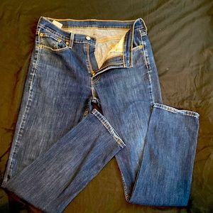Mens slim fit Levi’s- medium wash jeans. 32W 32L